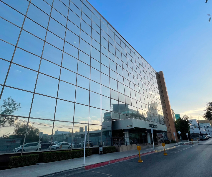 Imagen mostrando otro ángulo del exterior del Edificio Delta