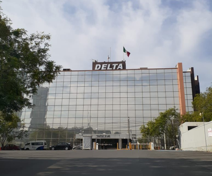 Imagen mostrando otro ángulo del exterior del Edificio Delta